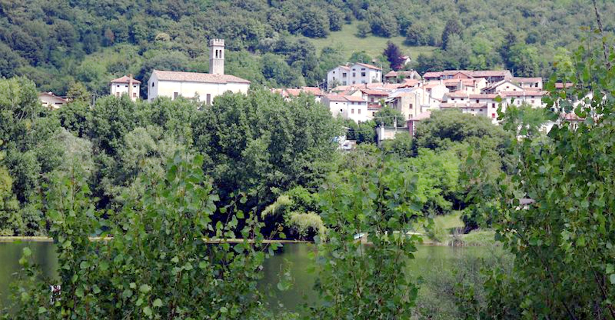 Passeggiata-lungo-il-lago-a-Santa-Maria