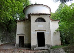 Cappelle-verso-il-Santuario-di-Santa-Augusta